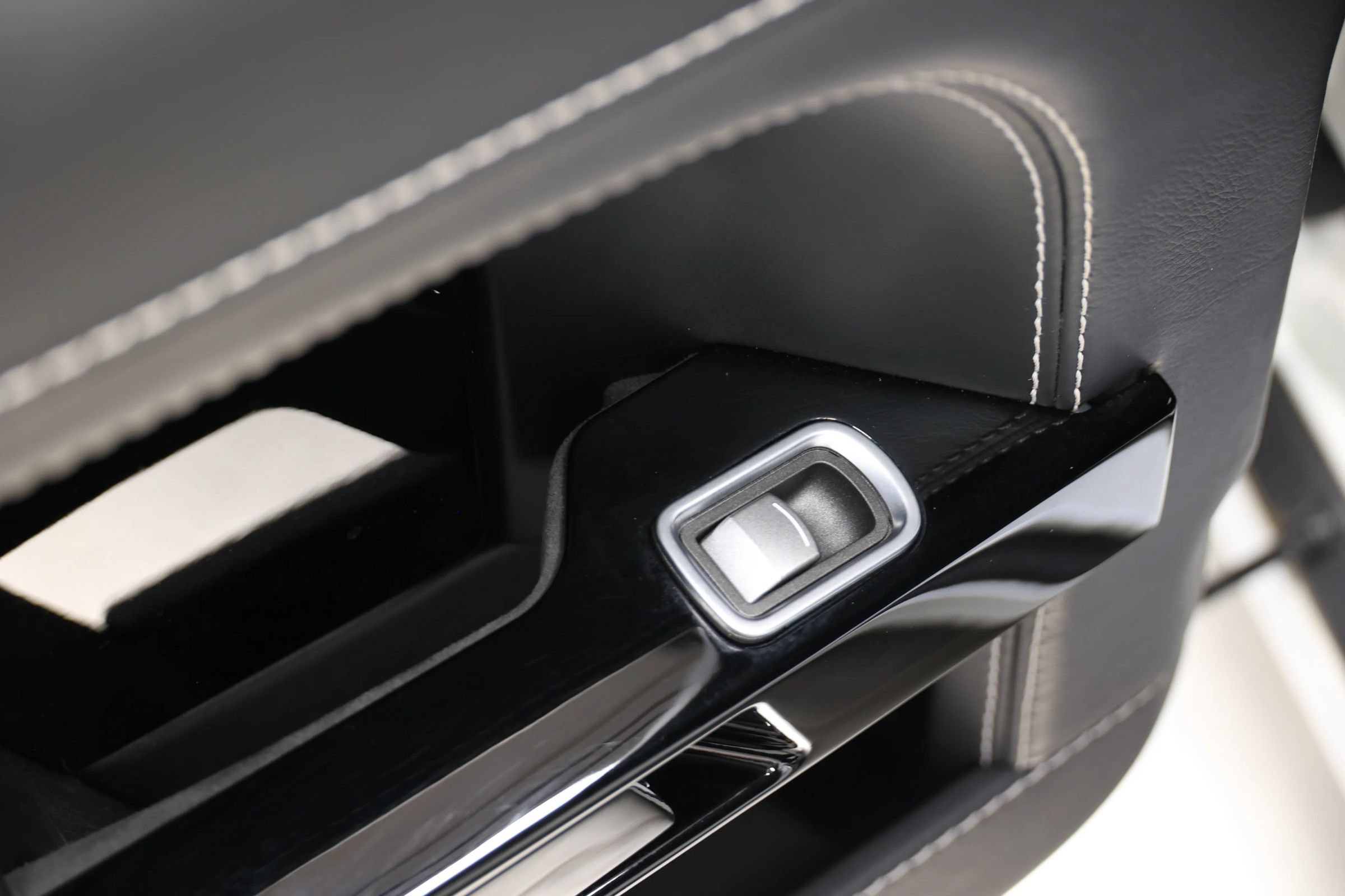 Used 2014 Aston Martin Rapide S RWD image 37