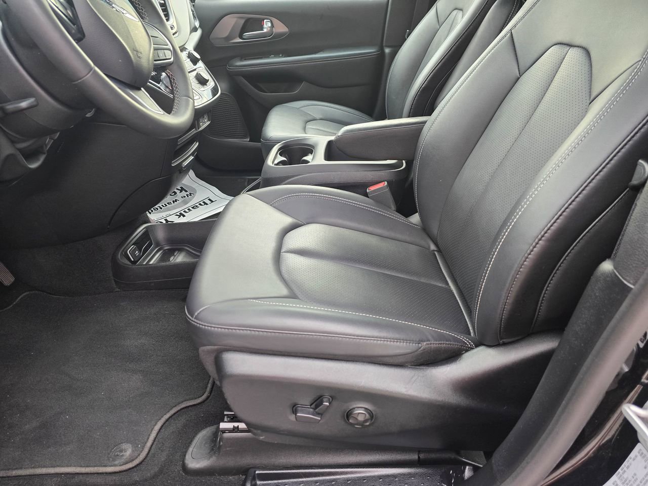 Used 2025 Chrysler Pacifica Select FWD image 10