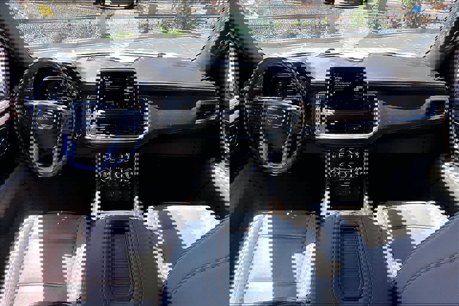 Used 2022 GMC Yukon XL SLT w/ SLT Premium Package image 16