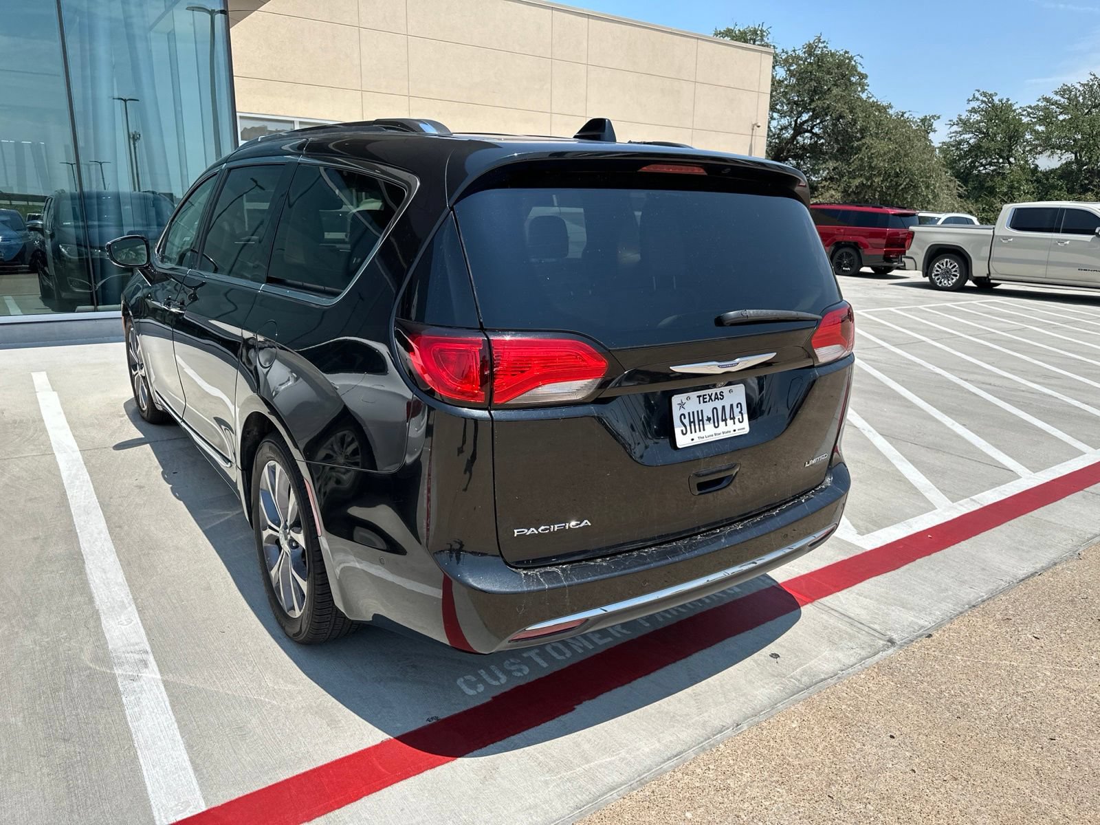 Used 2019 Chrysler Pacifica Limited w/ Advanced Safetytec Group FWD image 9