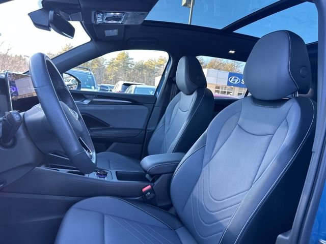 Used 2025 Volkswagen Tiguan SE R-Line image 14