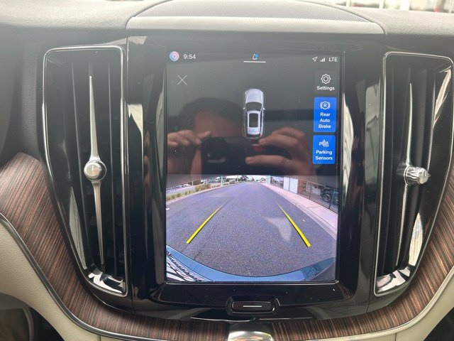 Used 2022 Volvo XC60 B5 Momentum w/ Climate Package AWD/4WD image 25