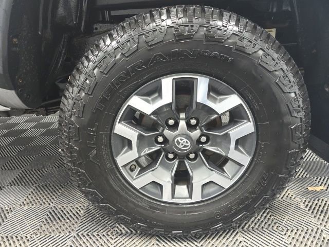 Used 2018 Toyota Tacoma TRD Off-Road w/ Technology Package AWD/4WD image 10