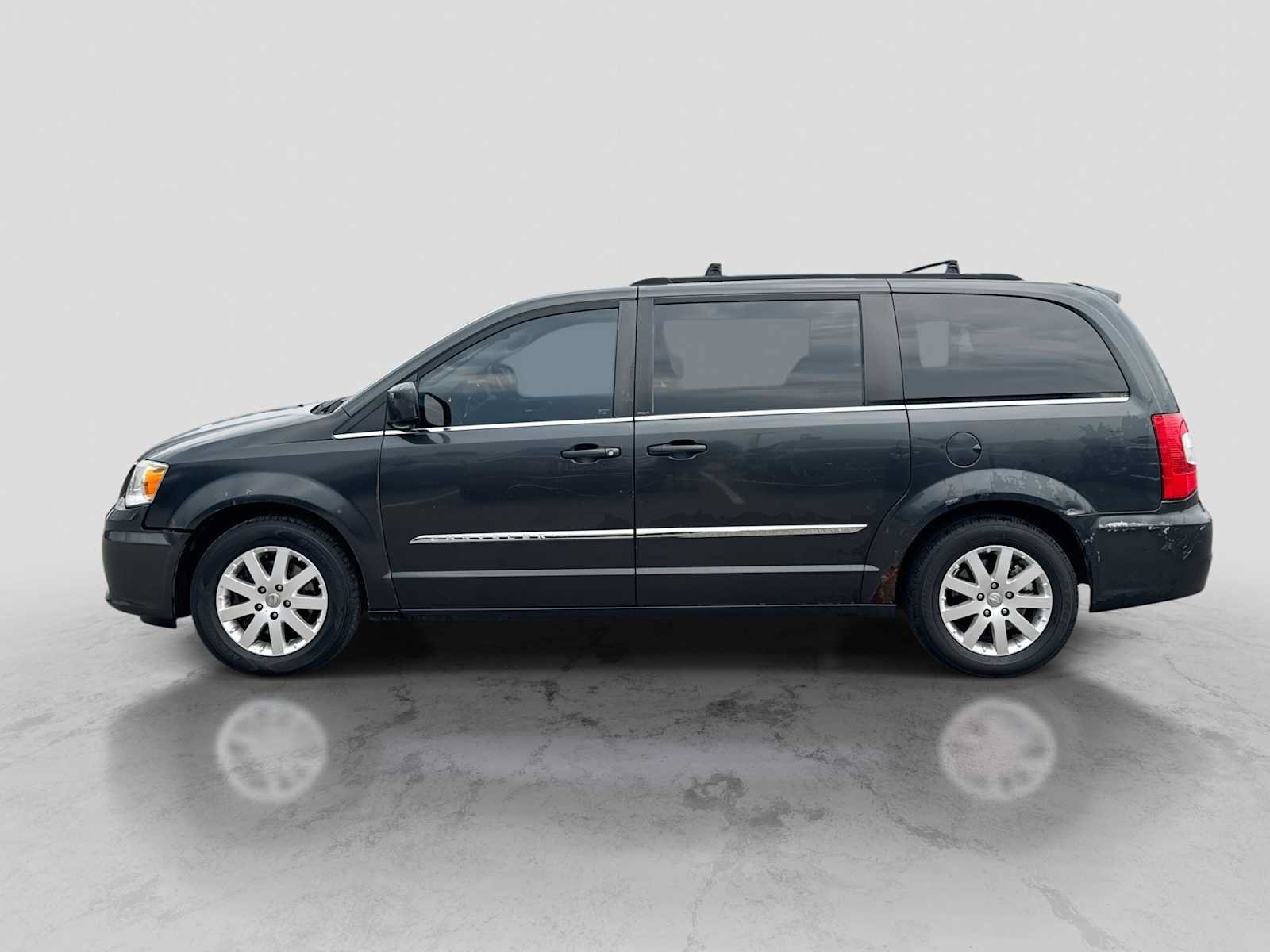 Used 2012 Chrysler Town & Country Touring w/ Entertainment Group #1 FWD image 2