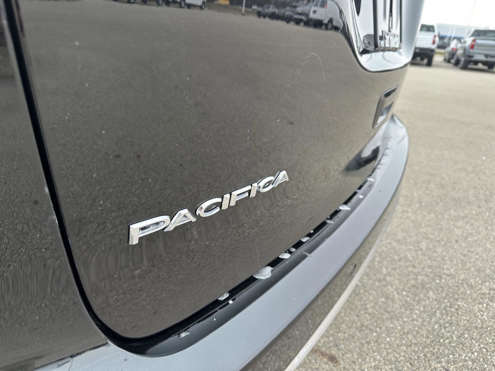 Used 2025 Chrysler Pacifica Select image 5