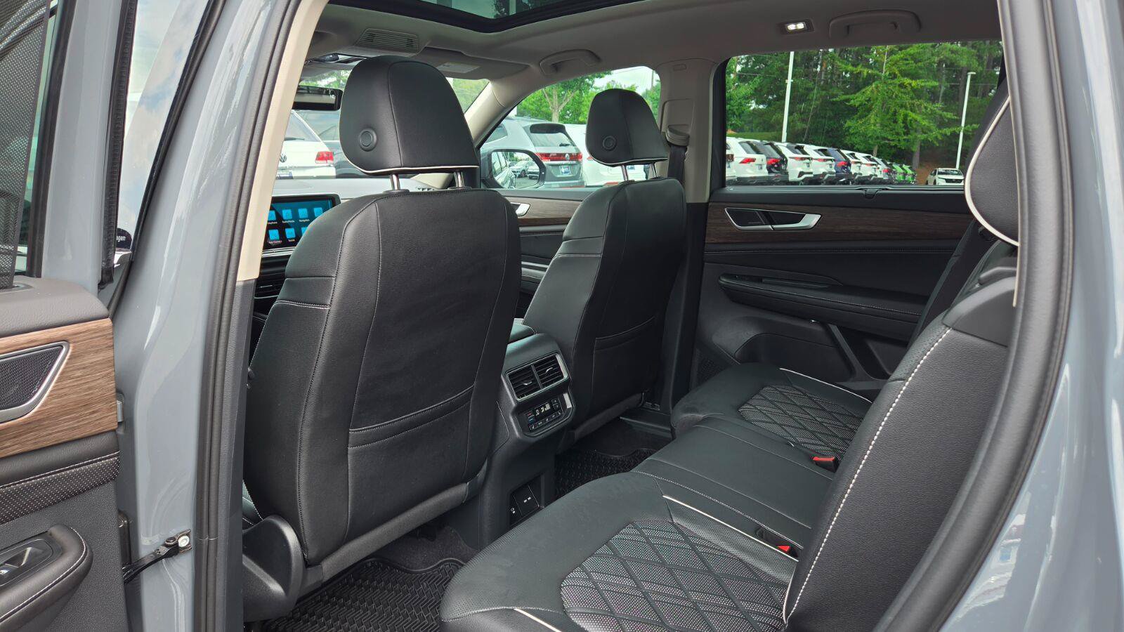 Certified 2025 Volkswagen Atlas SEL Premium R-Line AWD/4WD image 52