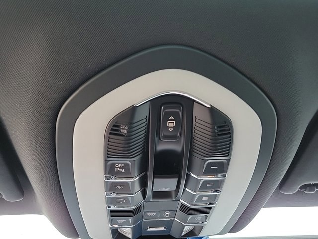 Used 2025 Porsche Macan image 37