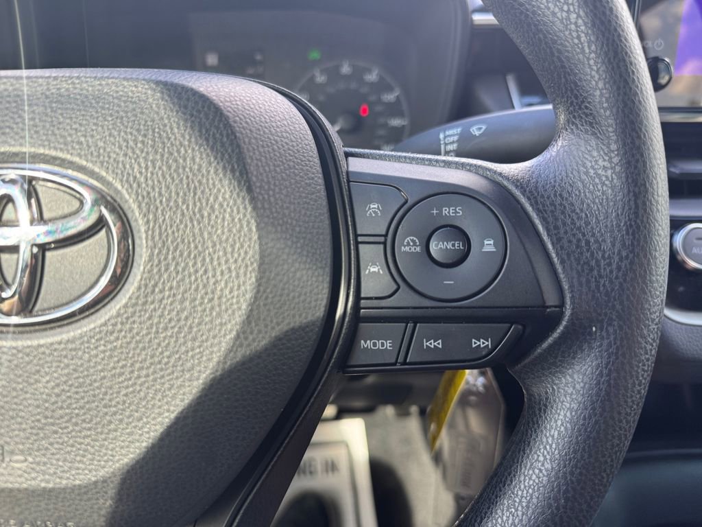 Used 2025 Toyota Corolla LE image 31