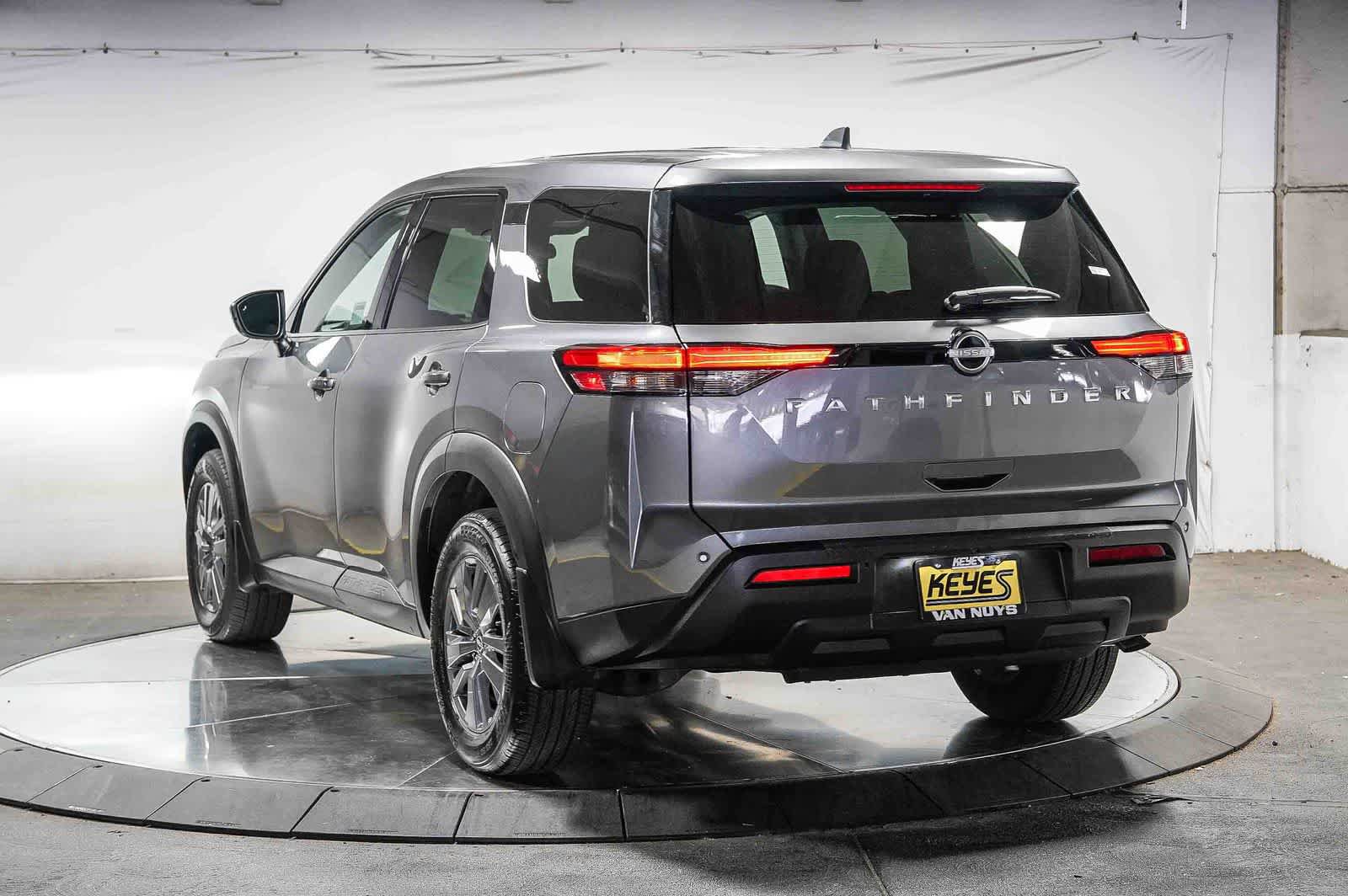 Used 2024 Nissan Pathfinder S FWD image 2