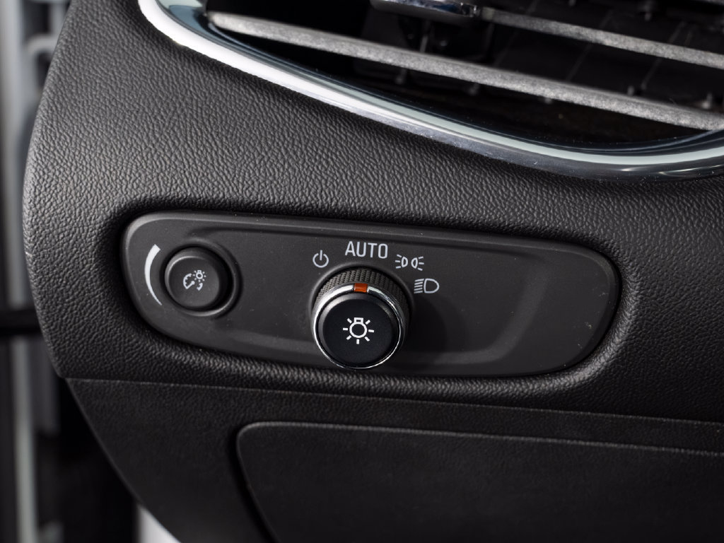 Used 2017 Chevrolet Malibu LT FWD image 19