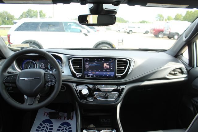 Used 2025 Chrysler Pacifica Limited FWD image 13