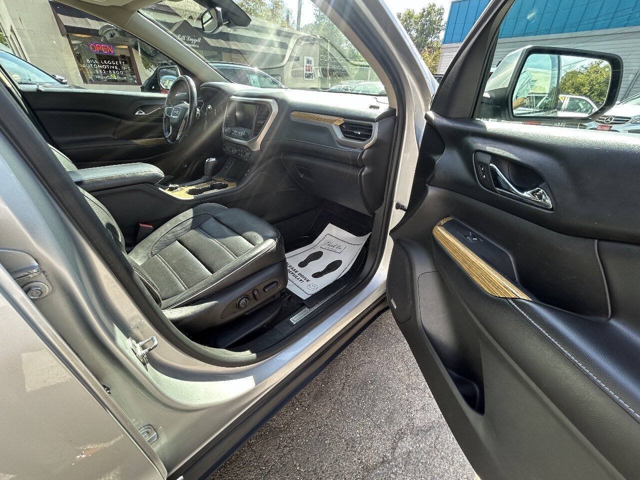 Used 2017 GMC Acadia Denali w/ Technology Package FWD image 10