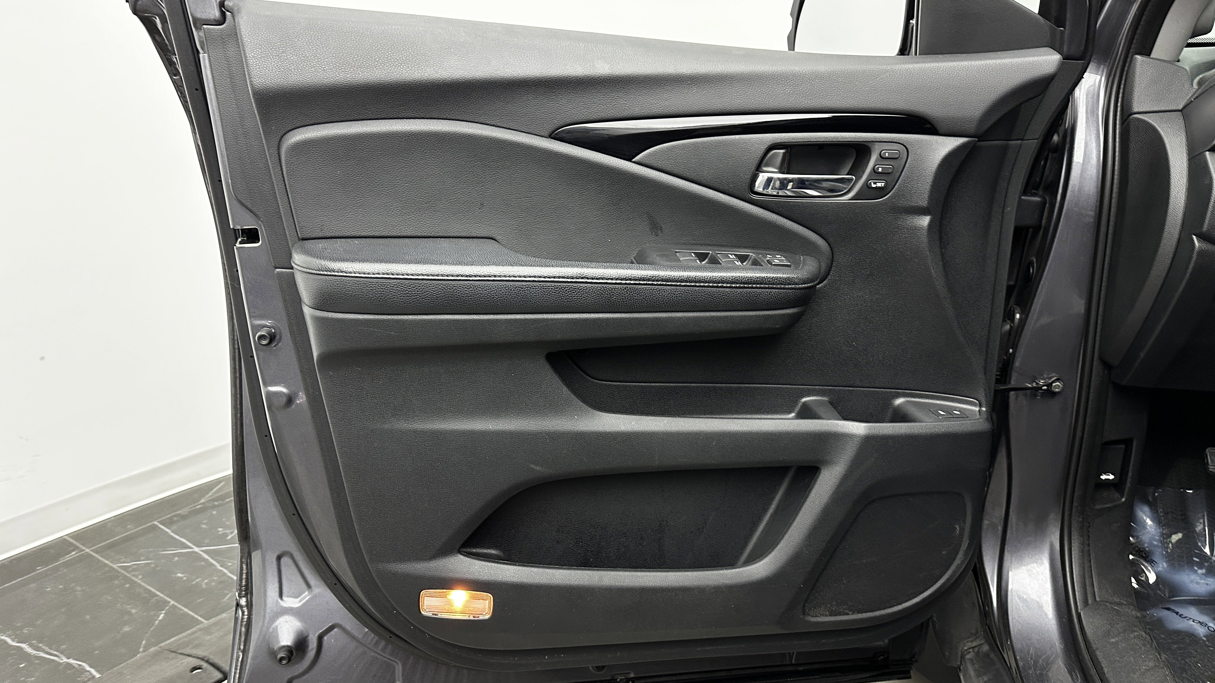 Used 2018 Honda Pilot Touring image 11