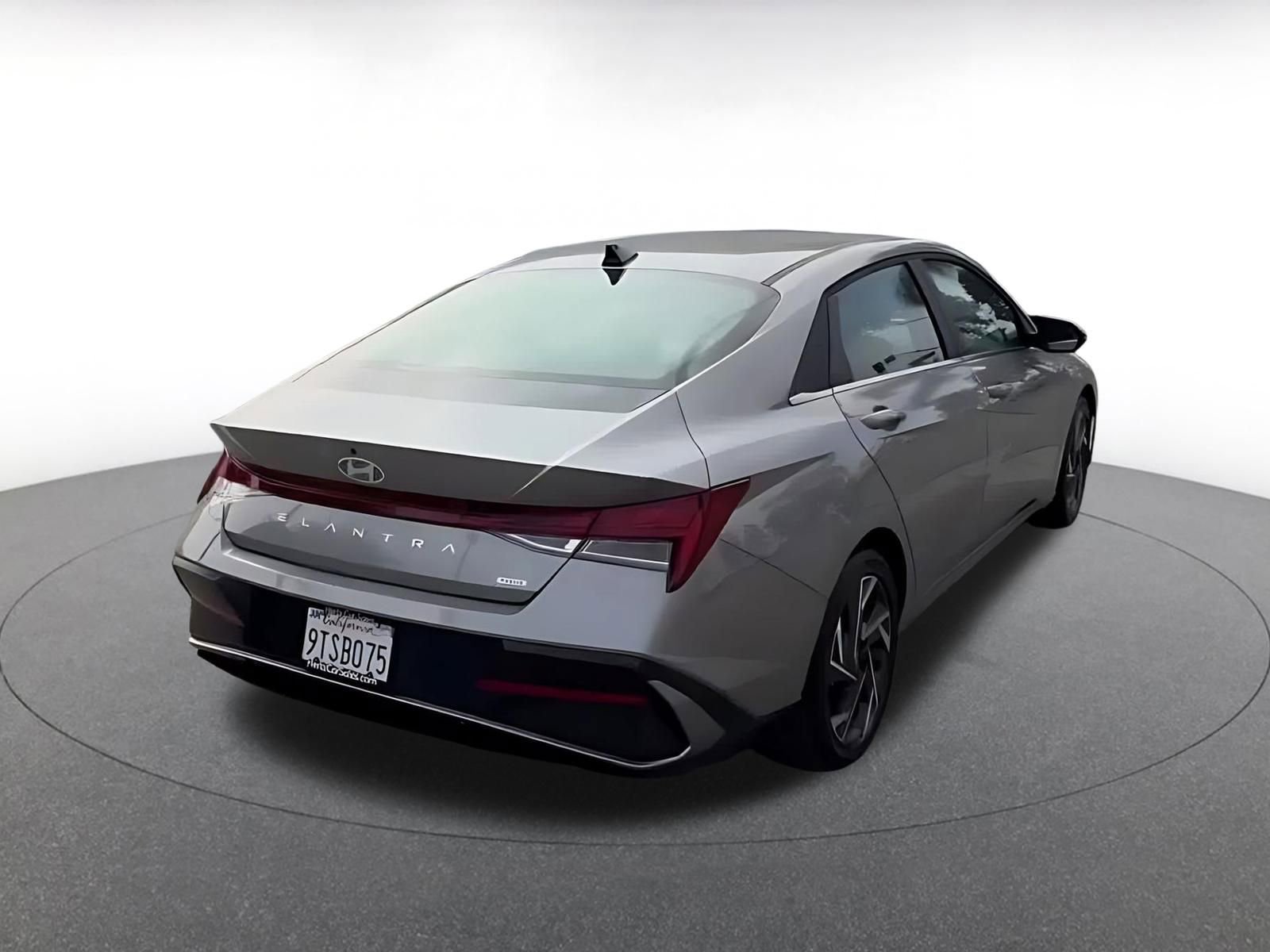 Used 2025 Hyundai Elantra Limited image 7