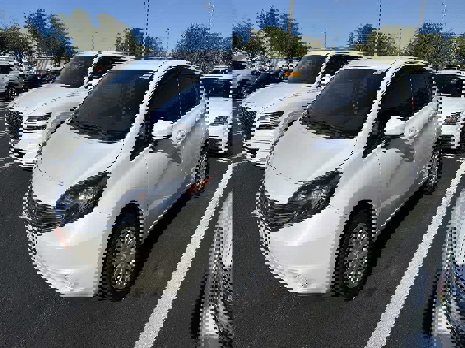 Used 2016 Nissan Versa Note SV image 2