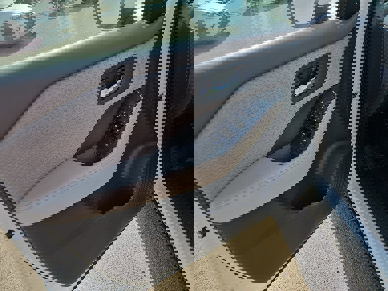 Used 2023 Nissan Rogue SV image 11