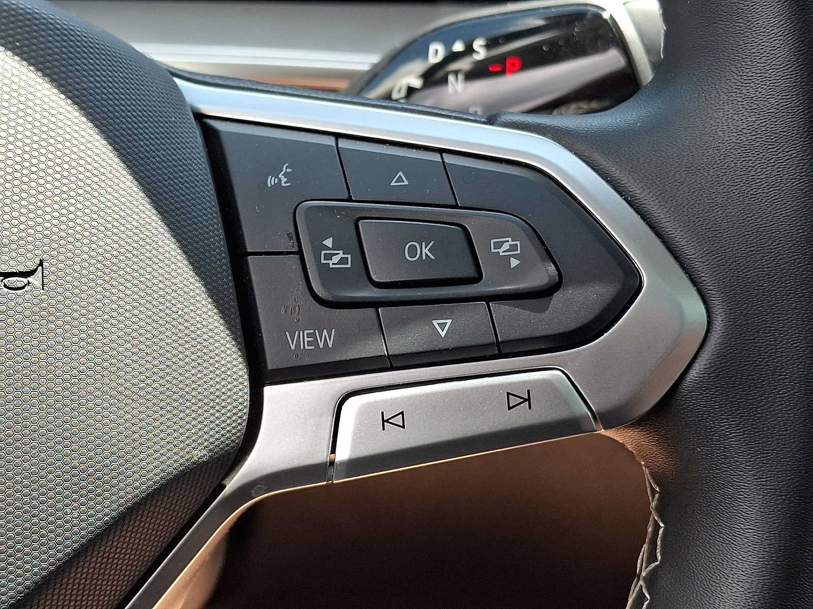 Used 2025 Volkswagen Tiguan SE w/ Panoramic Sunroof Package AWD/4WD image 19