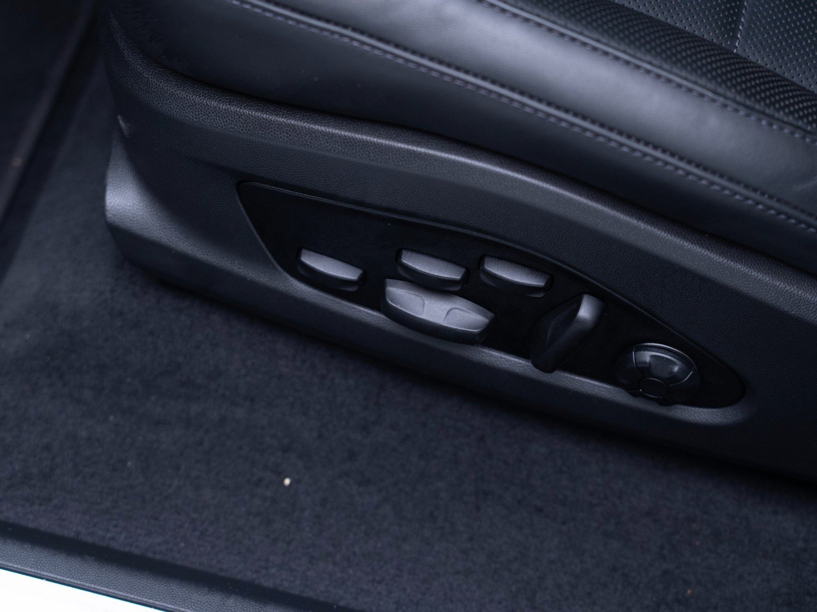 Certified 2025 Porsche Macan Electric image 16