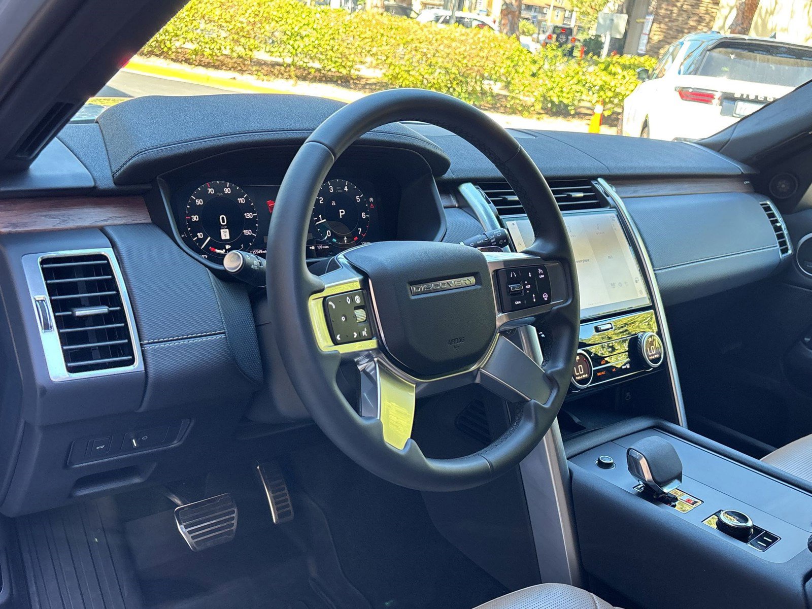 Used 2024 Land Rover Discovery Dynamic SE image 4
