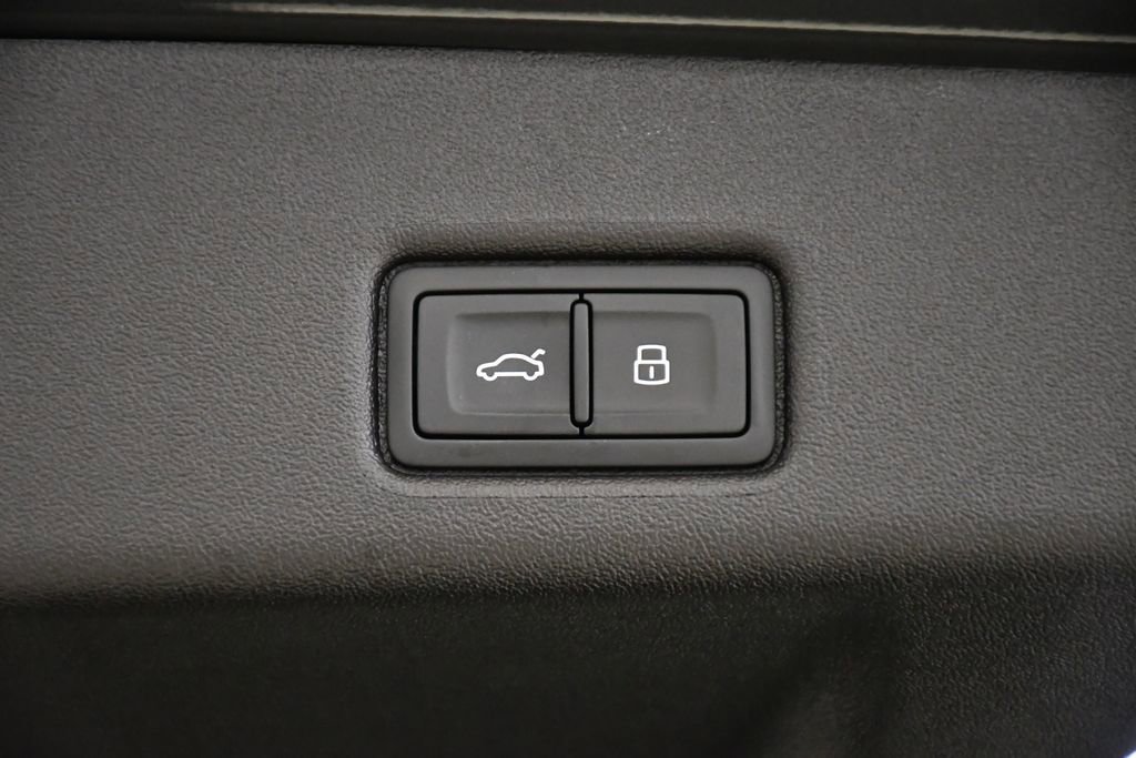 Used 2025 Audi Q5 Premium w/ Convenience Package image 55