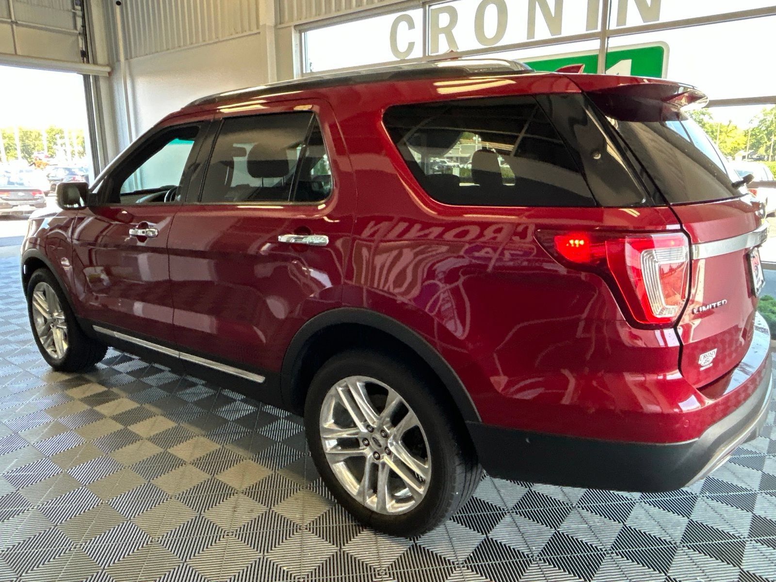 Used 2017 Ford Explorer Limited w/ Equipment Group 301A AWD/4WD image 4