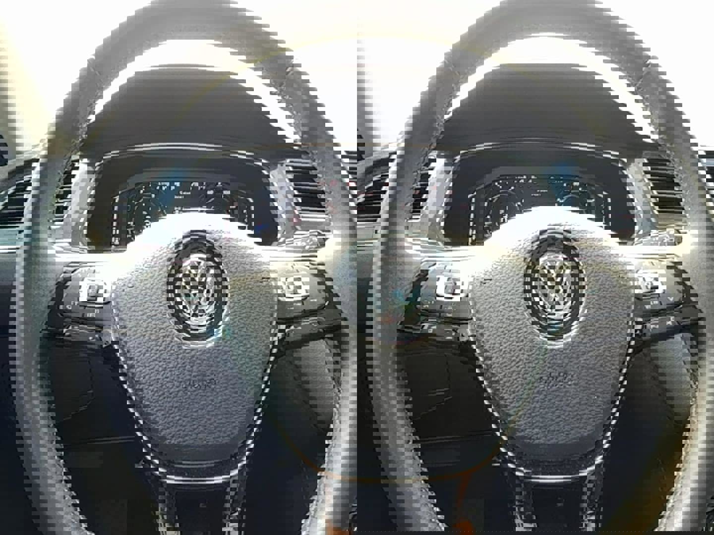 Used 2020 Volkswagen Tiguan SEL image 18