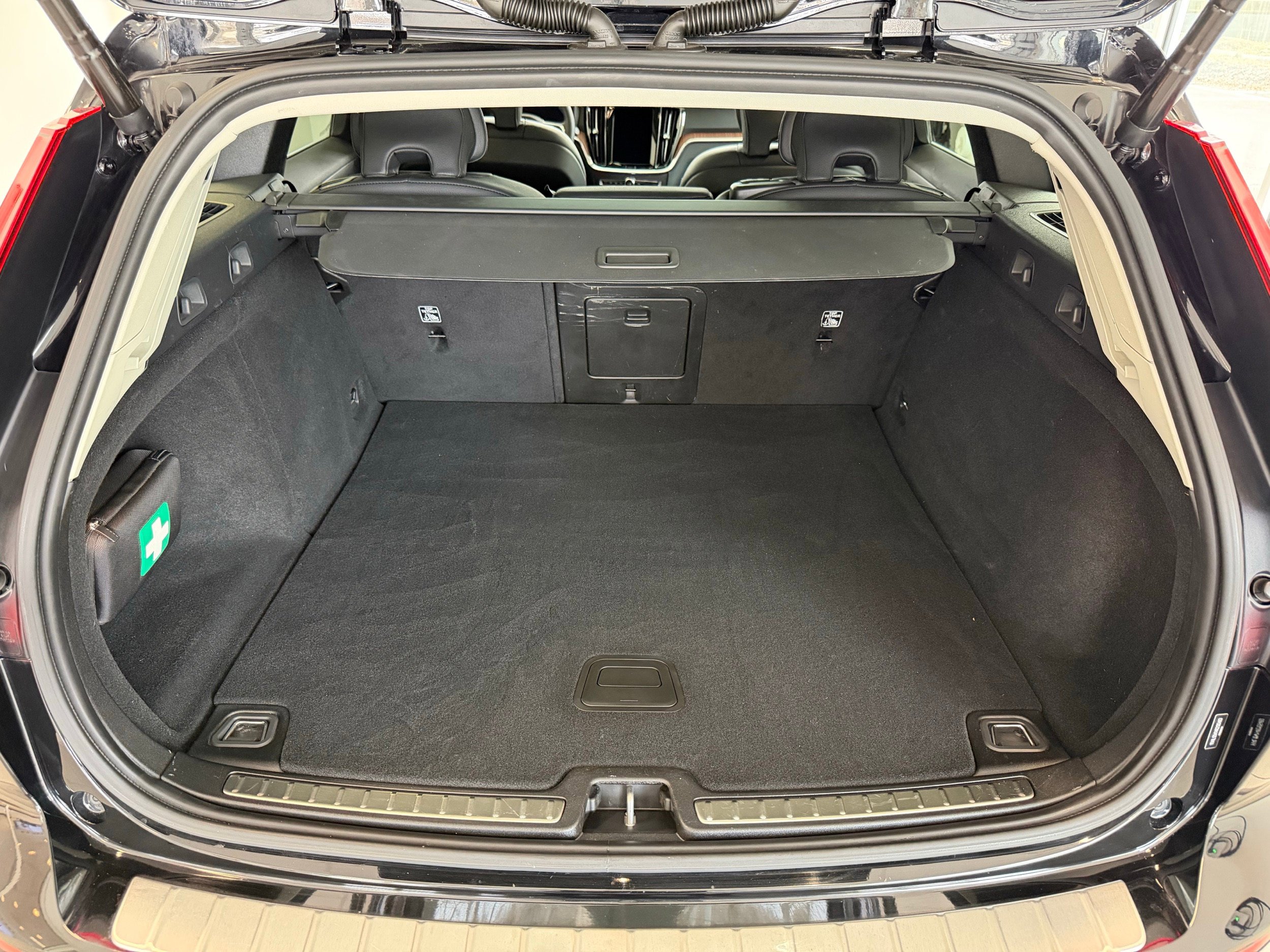 Certified 2024 Volvo V60 B5 Cross Country Plus w/ Protection Package Premier image 26