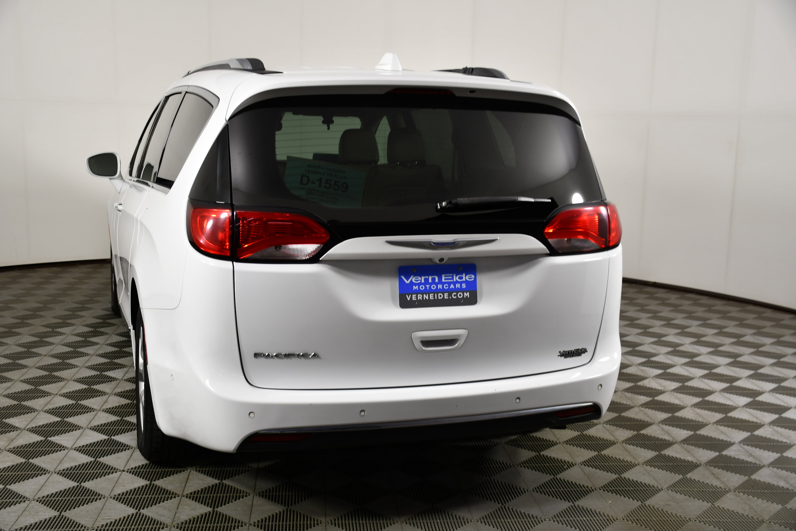 Used 2018 Chrysler Pacifica Touring-L w/ Advanced Safetytec Group FWD image 7