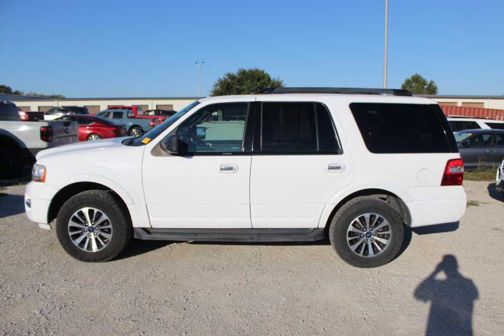 Used 2017 Ford Expedition XLT w/ Equipment Group 201A AWD/4WD image 3
