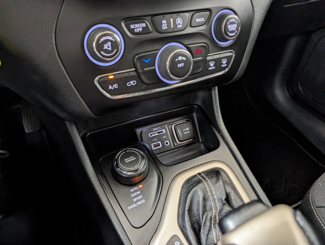 Used 2015 Jeep Cherokee Latitude w/ Cold Weather Group AWD/4WD image 12
