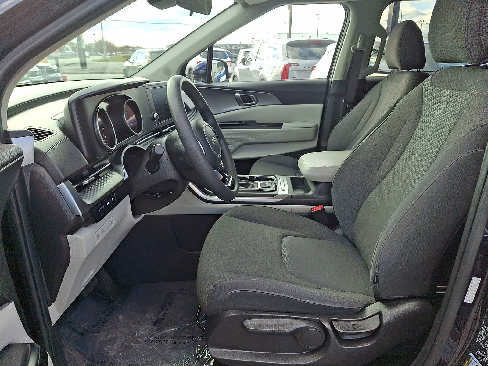 Used 2023 Kia Carnival LX image 14