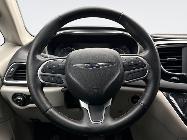Used 2020 Chrysler Pacifica Touring FWD image 12