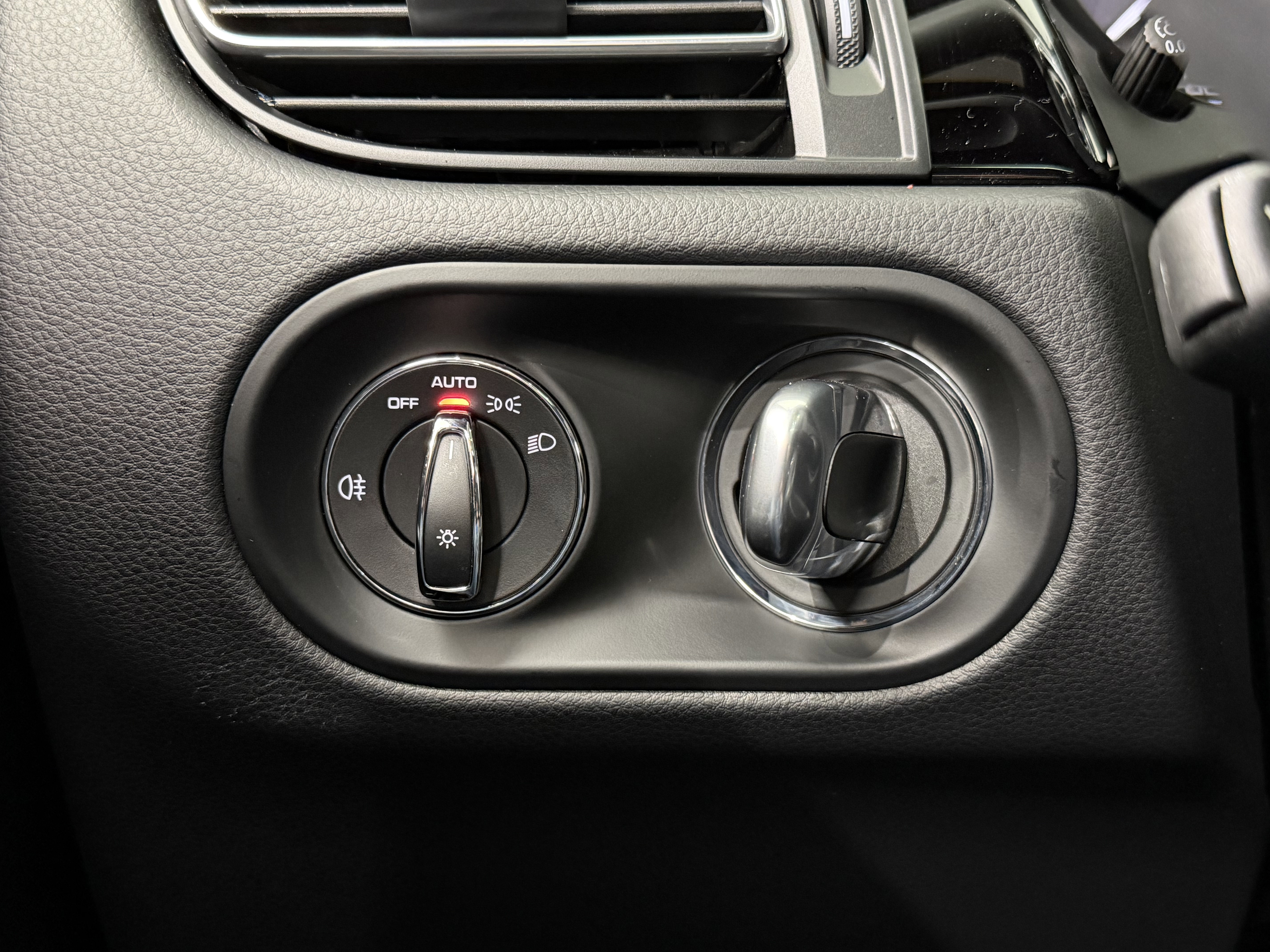 Certified 2025 Porsche Macan image 50