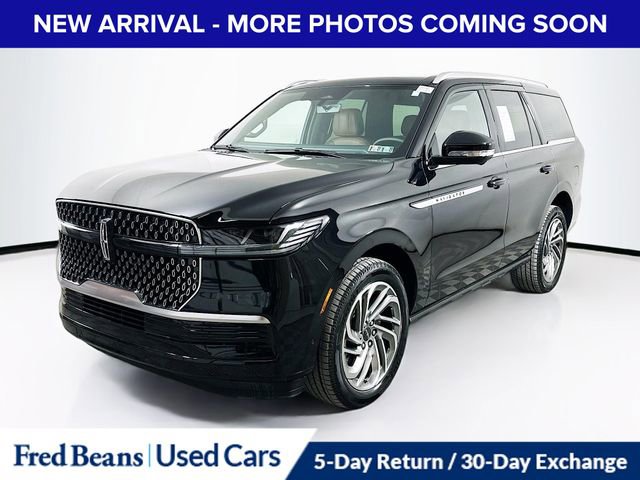 Used 2025 Lincoln Navigator Reserve image 3