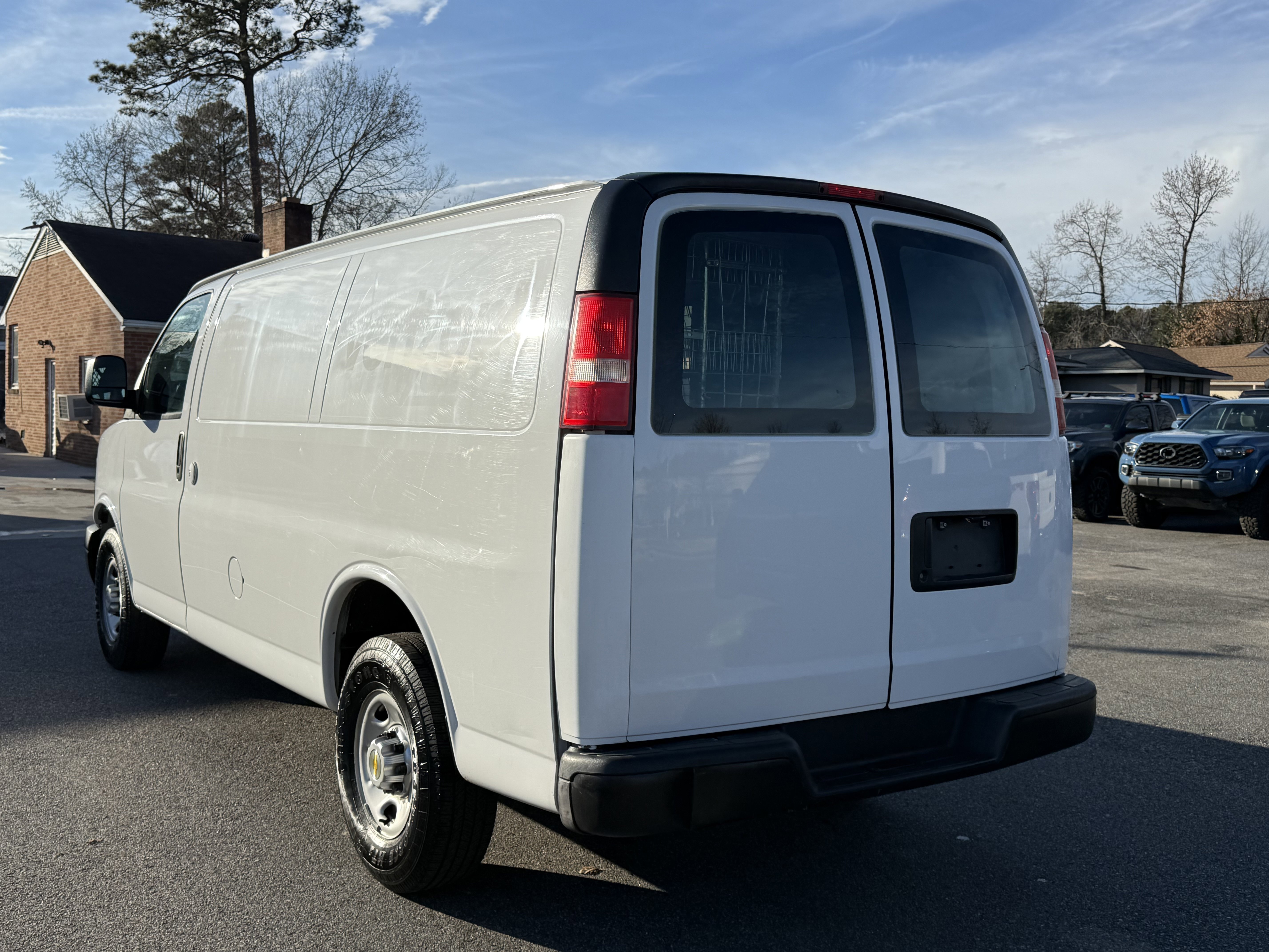 Used 2011 Chevrolet Express 2500 image 12