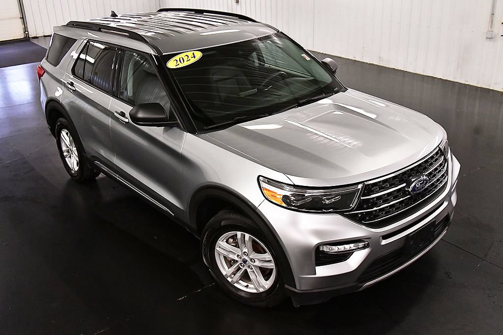 Used 2024 Ford Explorer XLT w/ Equipment Group 202A AWD/4WD image 13