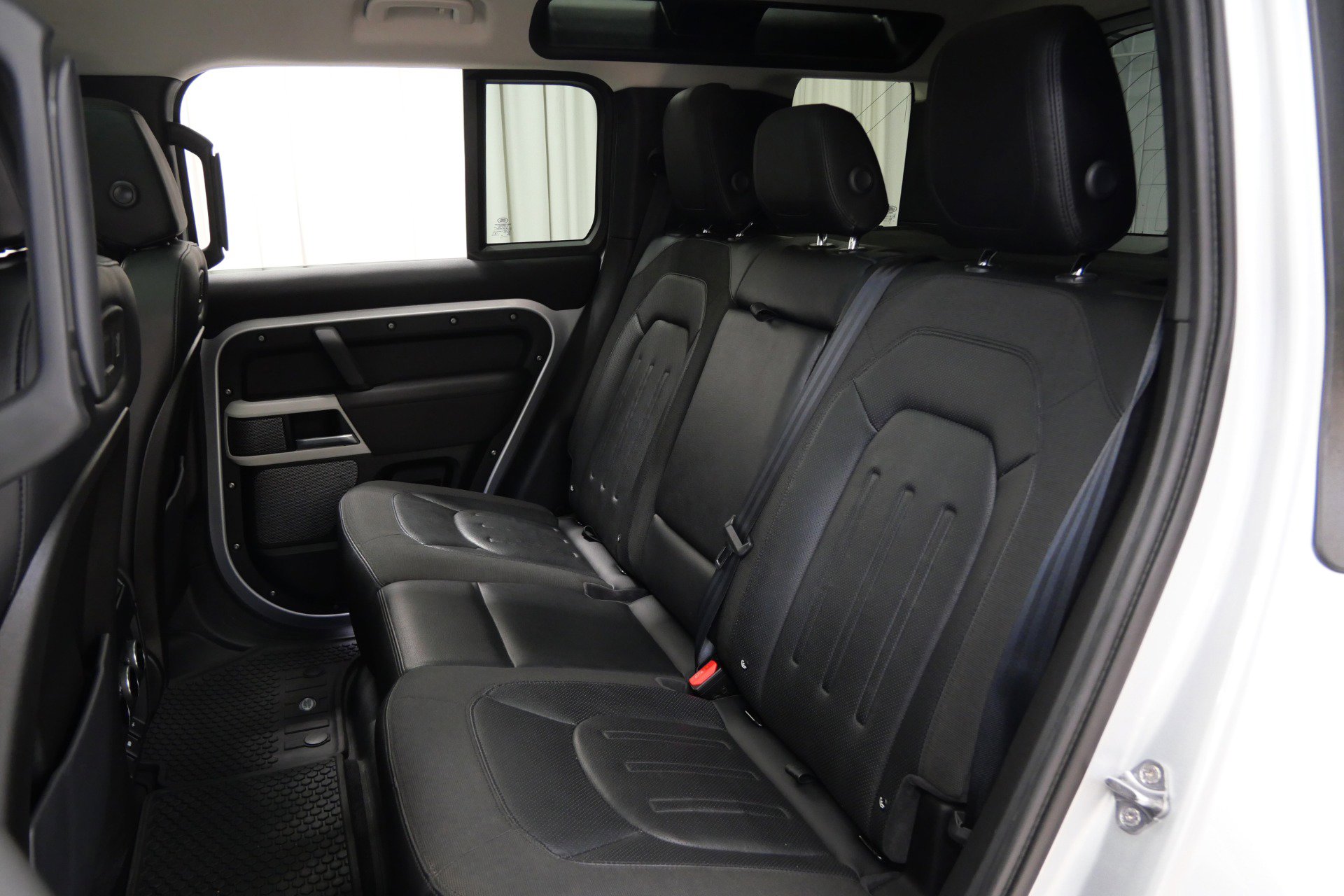 Used 2020 Land Rover Defender 110 First Edition image 16