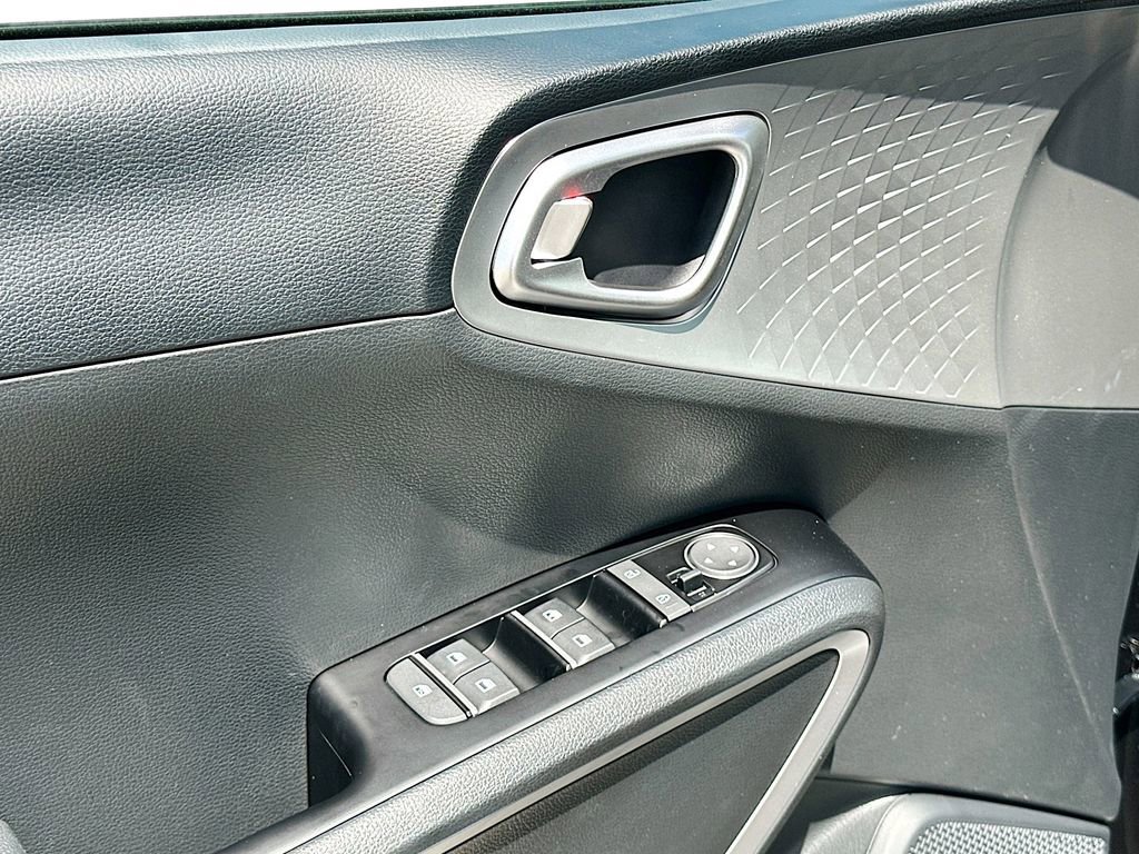 Certified 2025 Kia Soul LX w/ LX Technology Package image 17