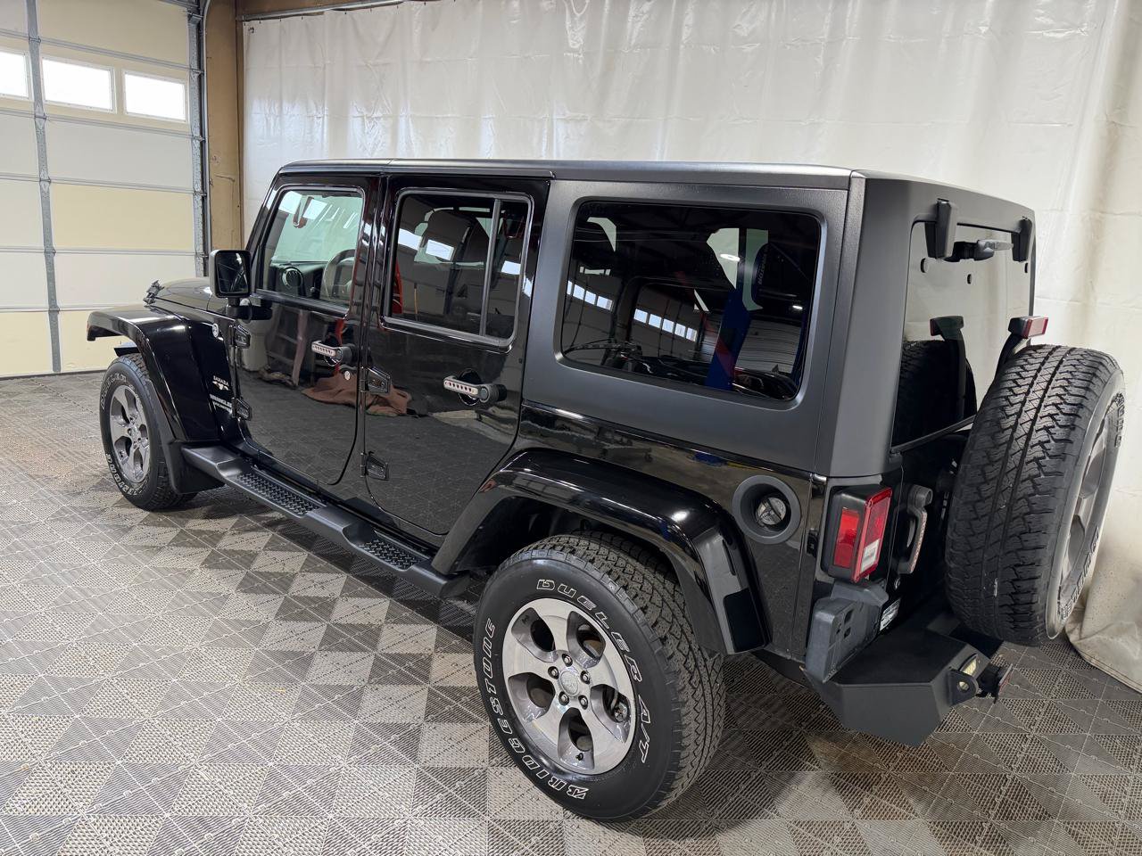 Used 2017 Jeep Wrangler Unlimited Sahara AWD/4WD image 4