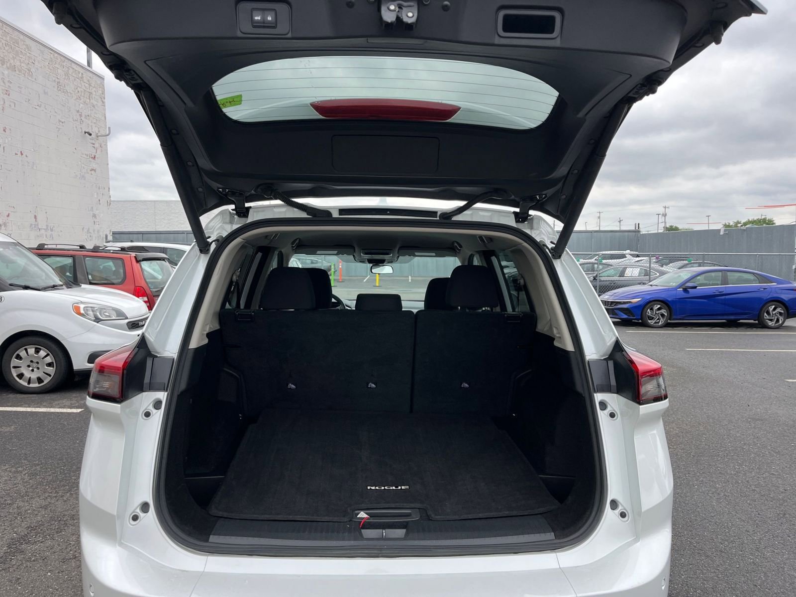 Used 2025 Nissan Rogue SV AWD/4WD image 33