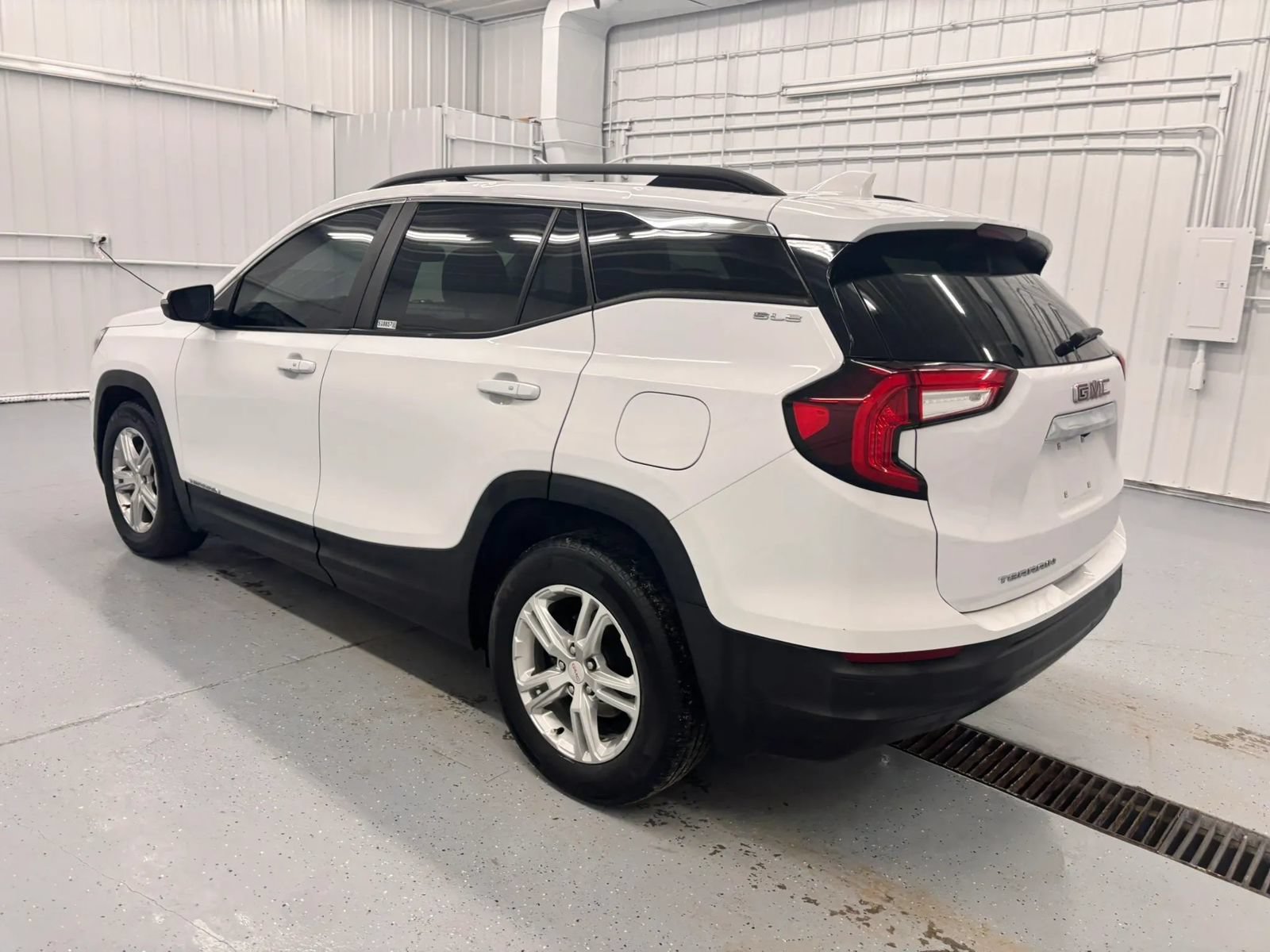 Used 2022 GMC Terrain SLE w/ Driver Convenience Package FWD image 5