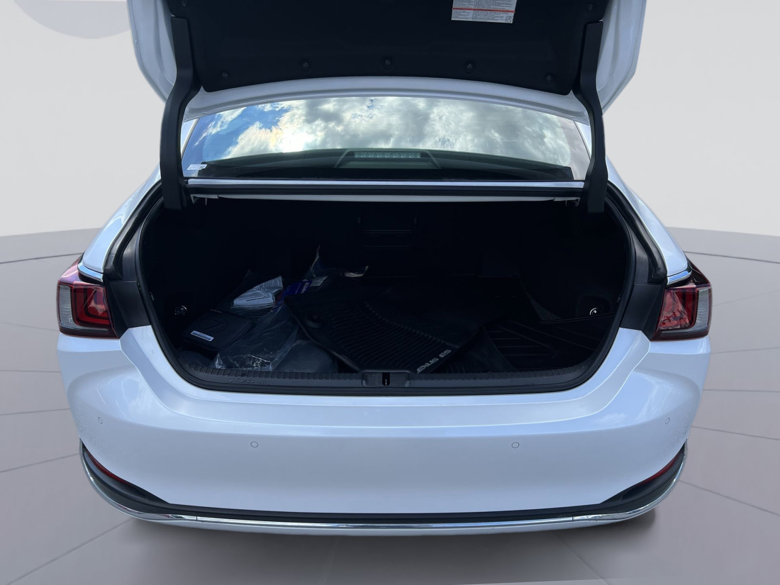 Used 2022 Lexus ES 300h w/ Accessory Package FWD image 26