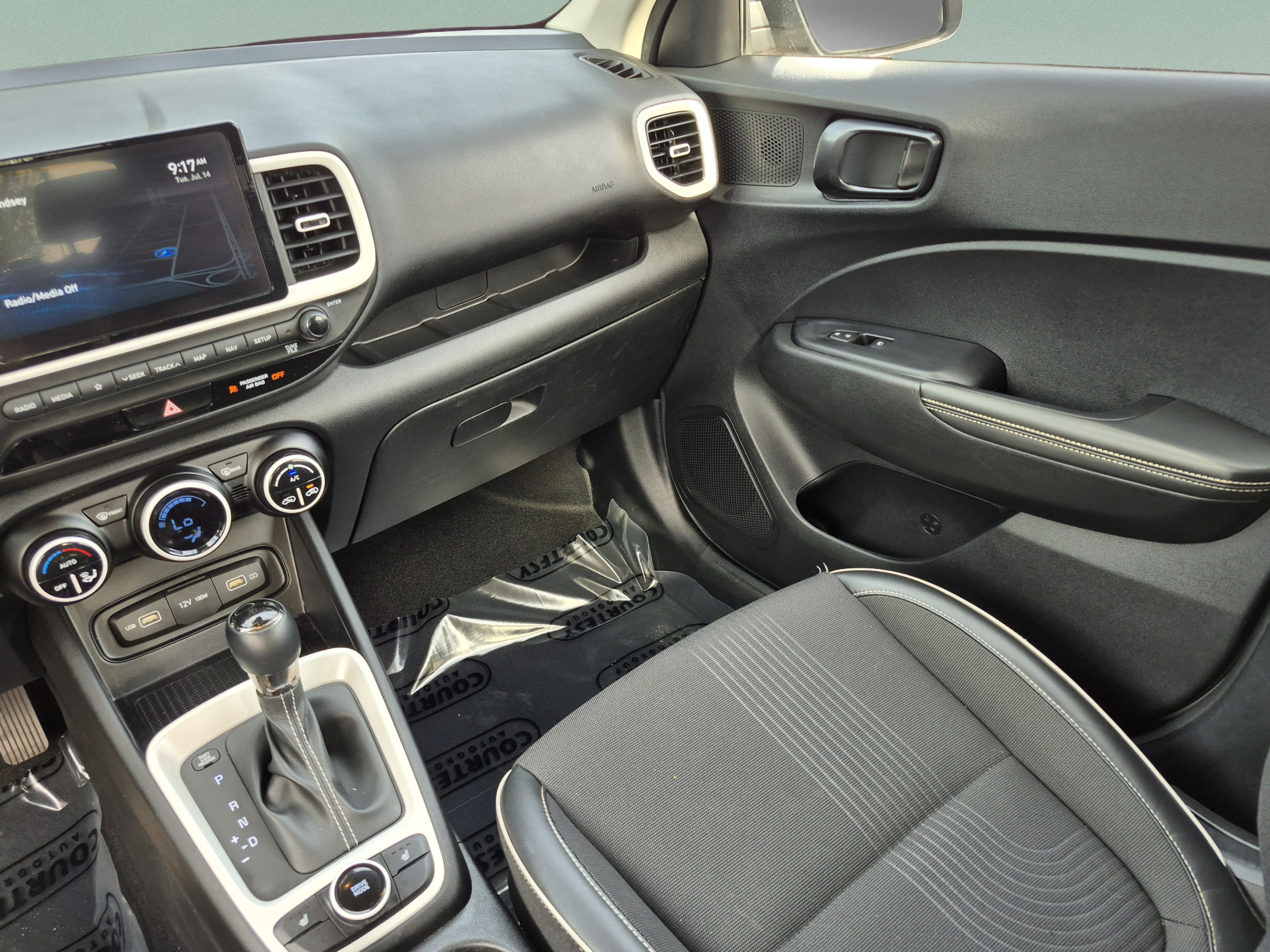 Certified 2022 Hyundai Venue Limited FWD image 13