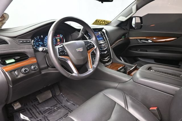 Used 2020 Cadillac Escalade Luxury w/ Escalade Sport Edition AWD/4WD image 21
