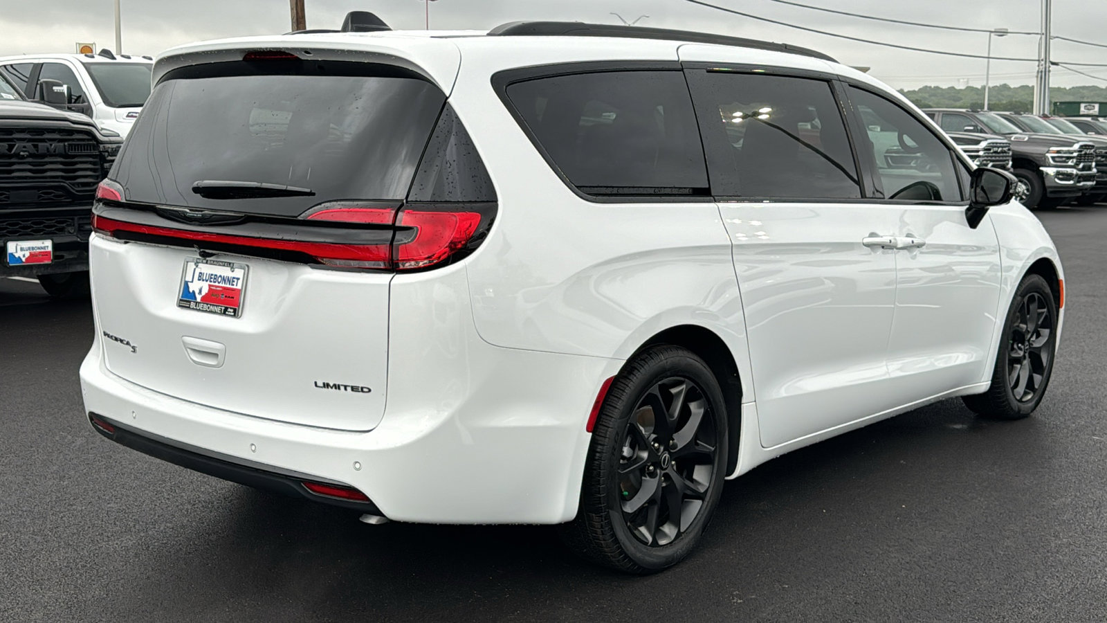 New 2026 Chrysler Pacifica Limited FWD image 5