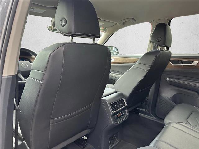 Used 2025 Volkswagen Atlas SE image 23