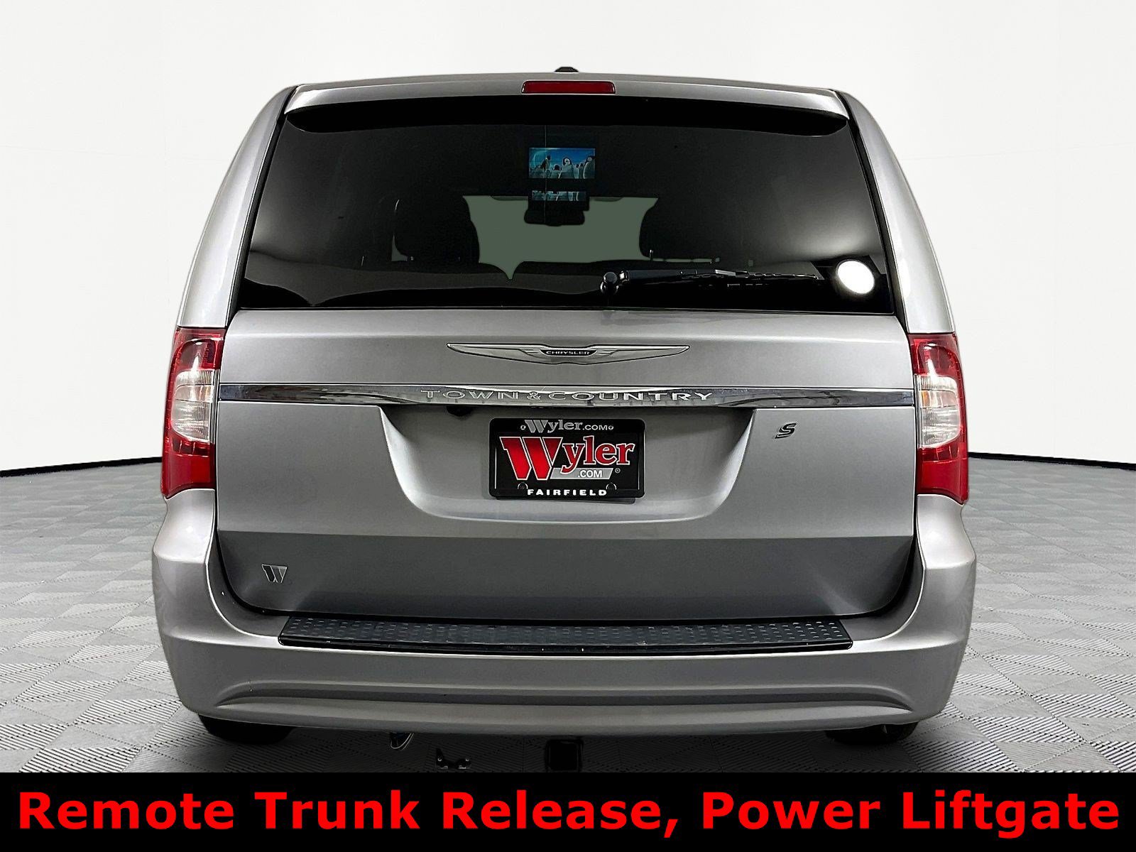 Used 2014 Chrysler Town & Country S FWD image 5