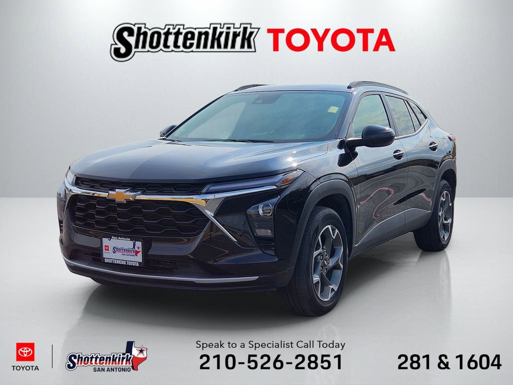 Used 2025 Chevrolet Trax LT FWD image 1