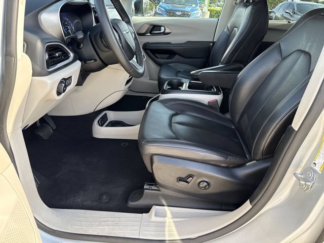 Used 2023 Chrysler Pacifica Touring-L FWD image 17