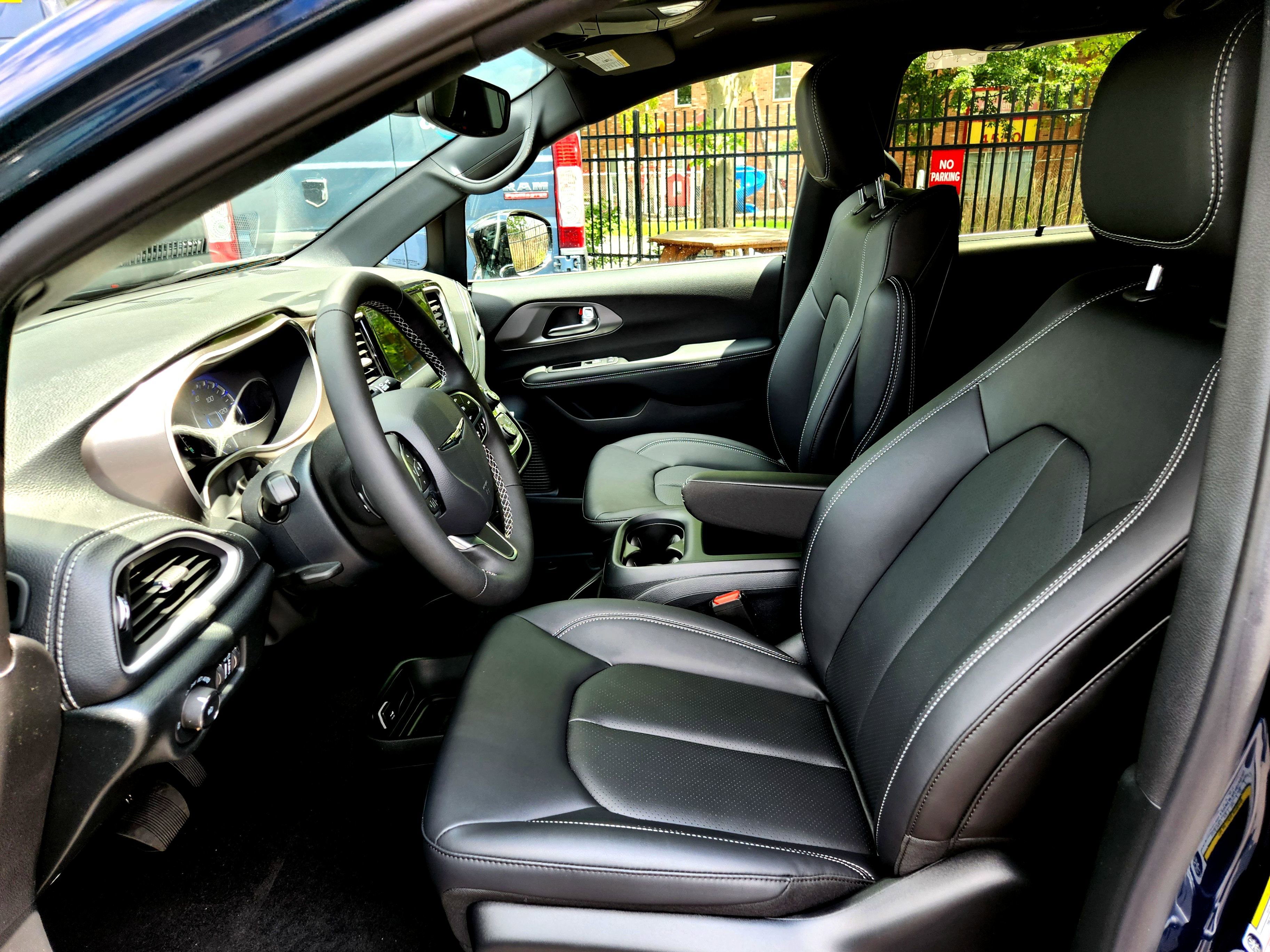 New 2025 Chrysler Pacifica Select w/ Uconnect Theater Family Group image 18